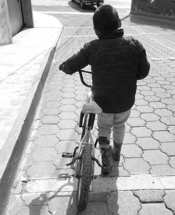  Rodrigo (8) hermano menor de Fernanda 